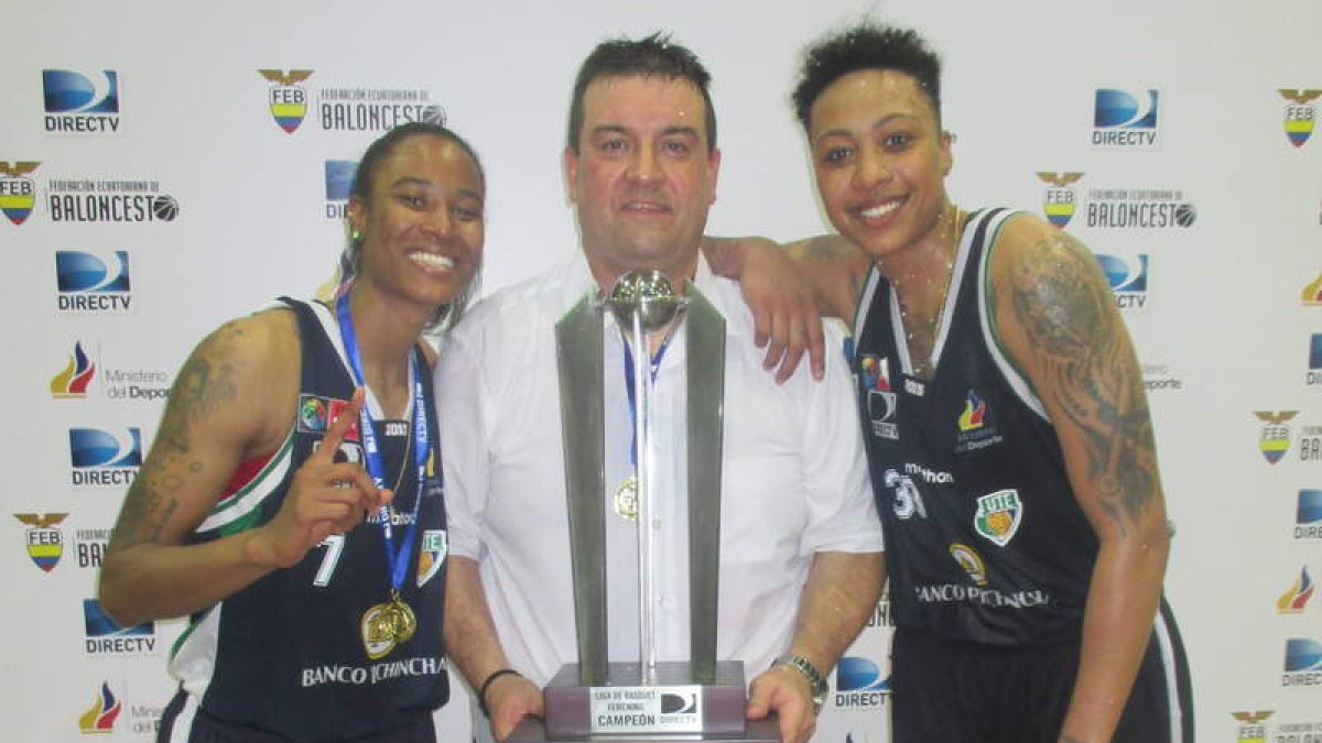 Chiqui Barros con el trofeo de campeón de Liga.