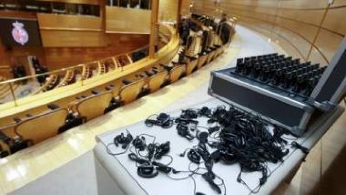 Imagen de los auriculares empleados para las traducciones en el Senado.