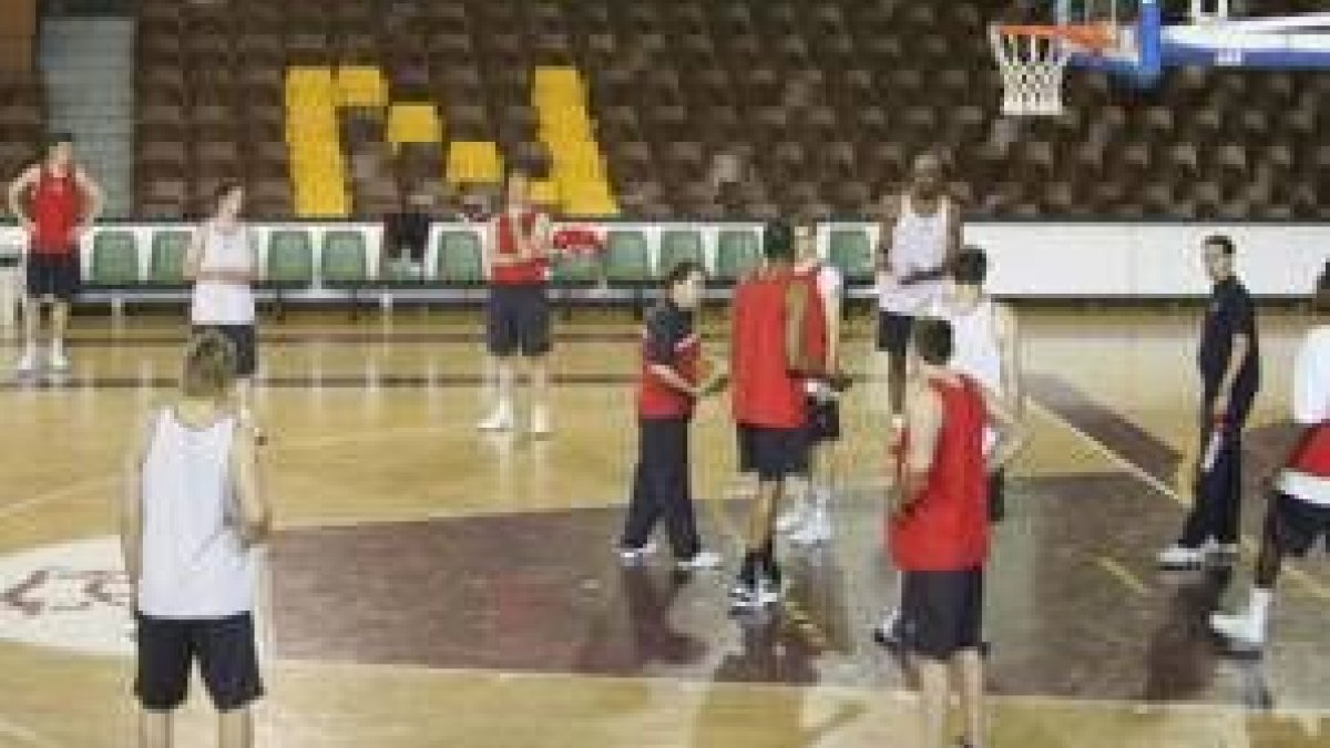 Aranzana estuvo muy pendiente de todo en el entrenamiento que dirigió en la tarde de ayer