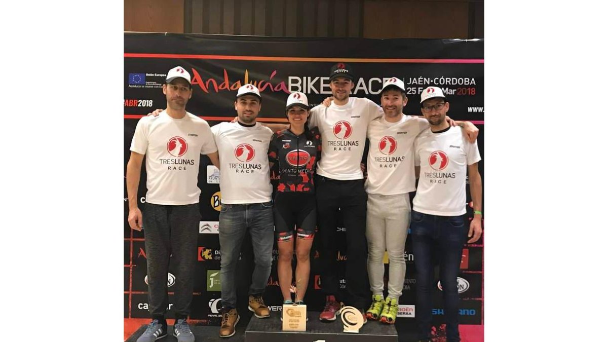 Mónica Restrepo en el podio tras imponerse en la última etapa. DL