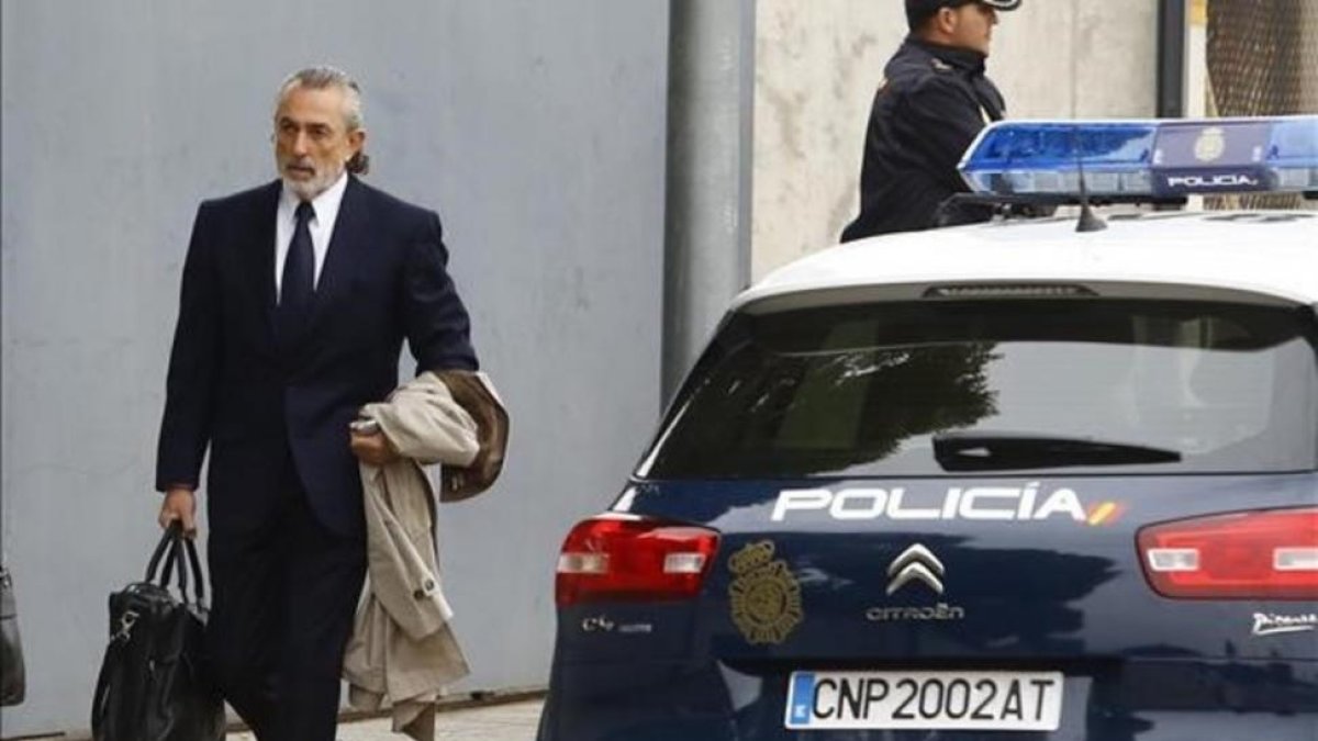 Francisco Correa llega a las instalaciones donde se juzga el caso Gürtel.