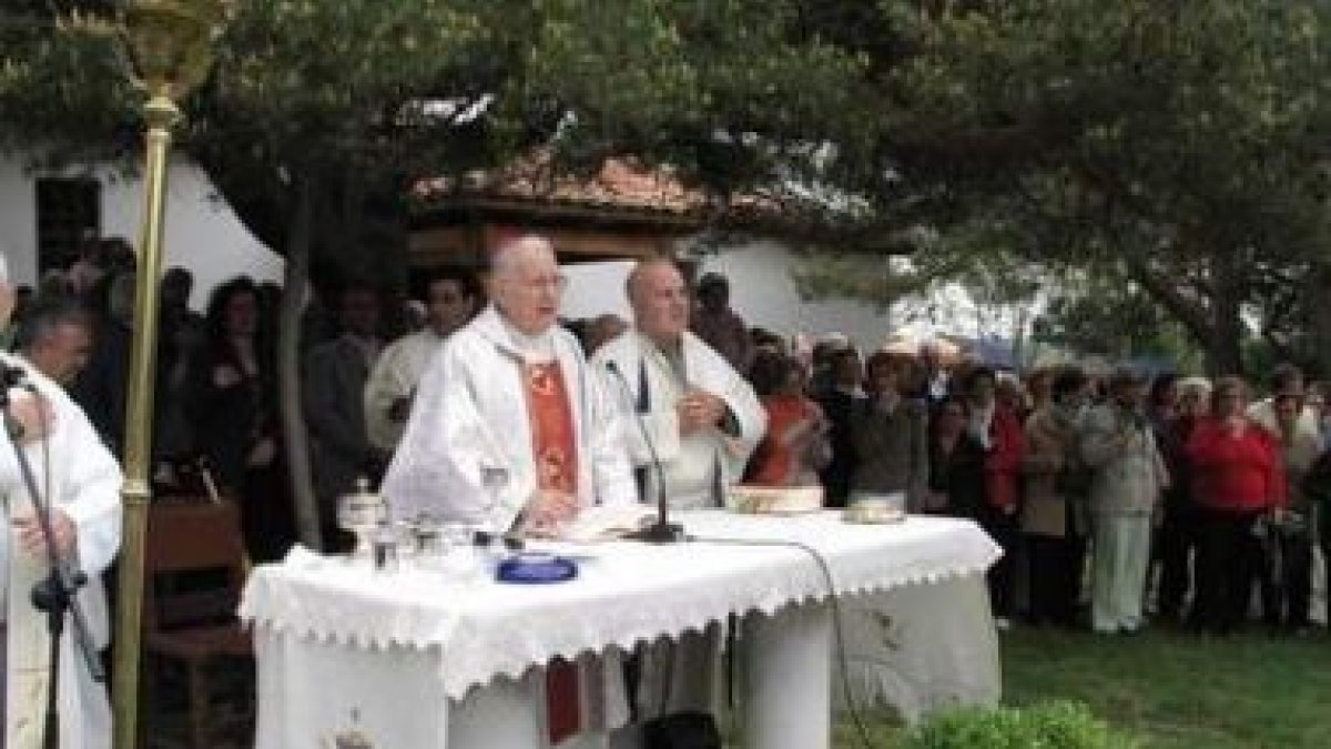 Los vecinos de Carrizo prepararon un trono de flores para su patrona en la explanada de la ermita.