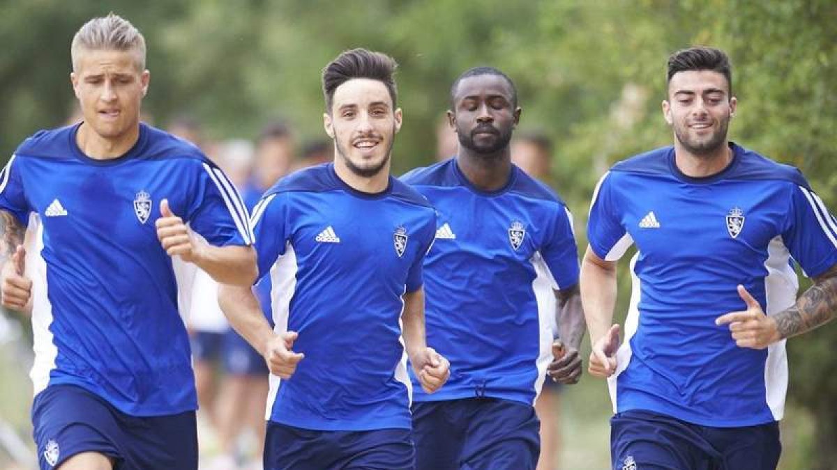 Isaac Carcelén, el segundo por la izquierda, negocia sus pase a la Cultural y Deportiva Leonesa procedente del Real Zaragoza. BESOCCER