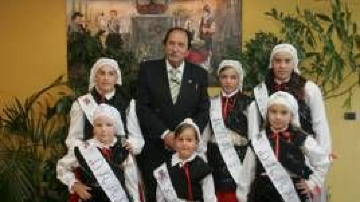 Las xanas y las damas de honor posan con el pregonero de este año Antonio Ojanguren Areces