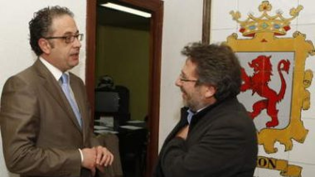 Cabezas y Pardo charlan en presencia de Chamorro.