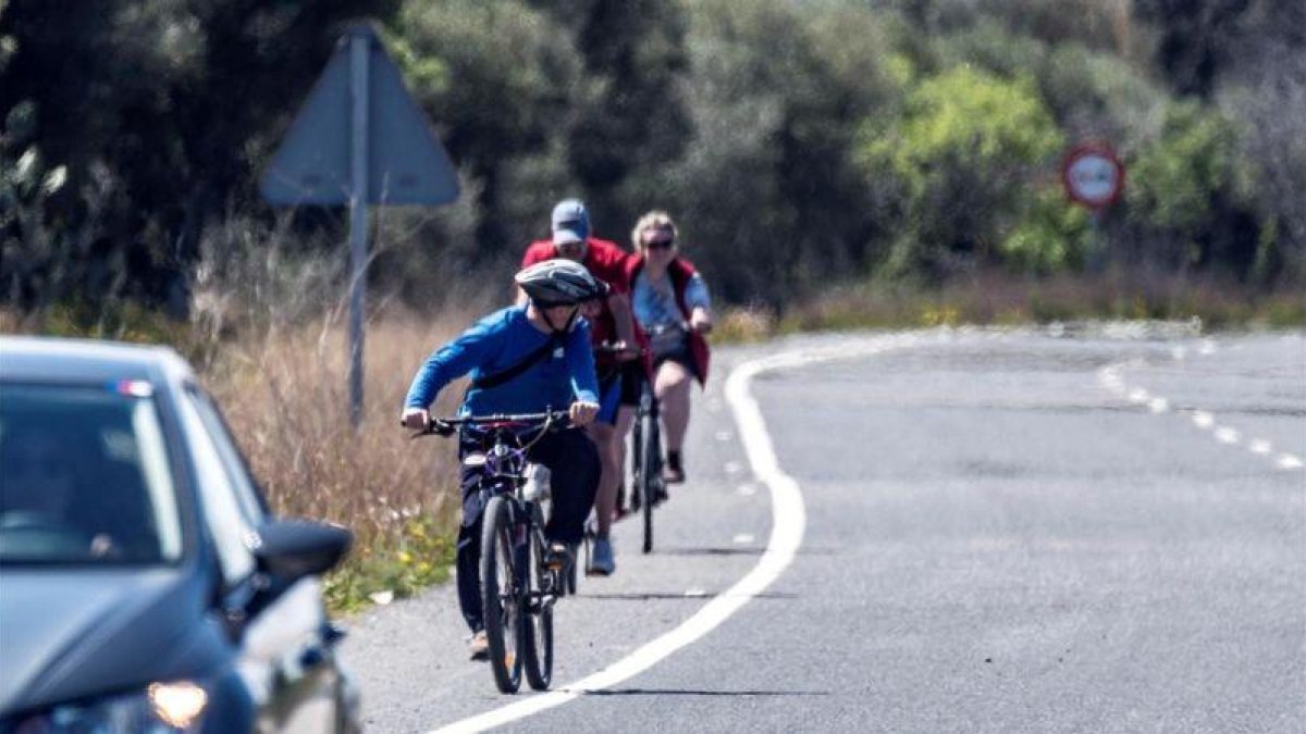 Unos ciclistas en la carretera donde ocurrió el siniestro.