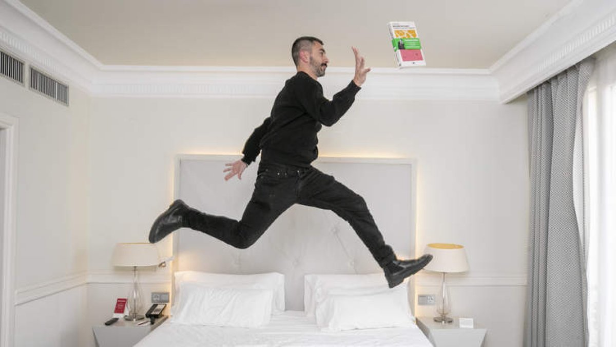 El escritor David Martínez, también conocido en el ámbito musical como Rayden, posa en la habitación de un hotel. JAVIER CEBOLLADA