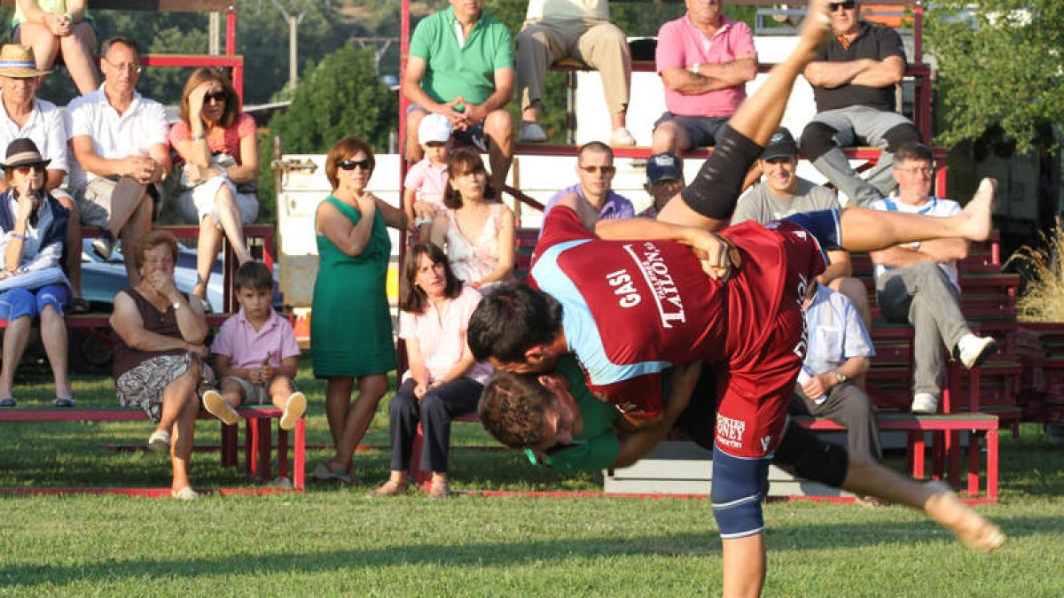 Adrián García se anotó su segundo corro de temporada venciendo en la final a Moisés Vega.