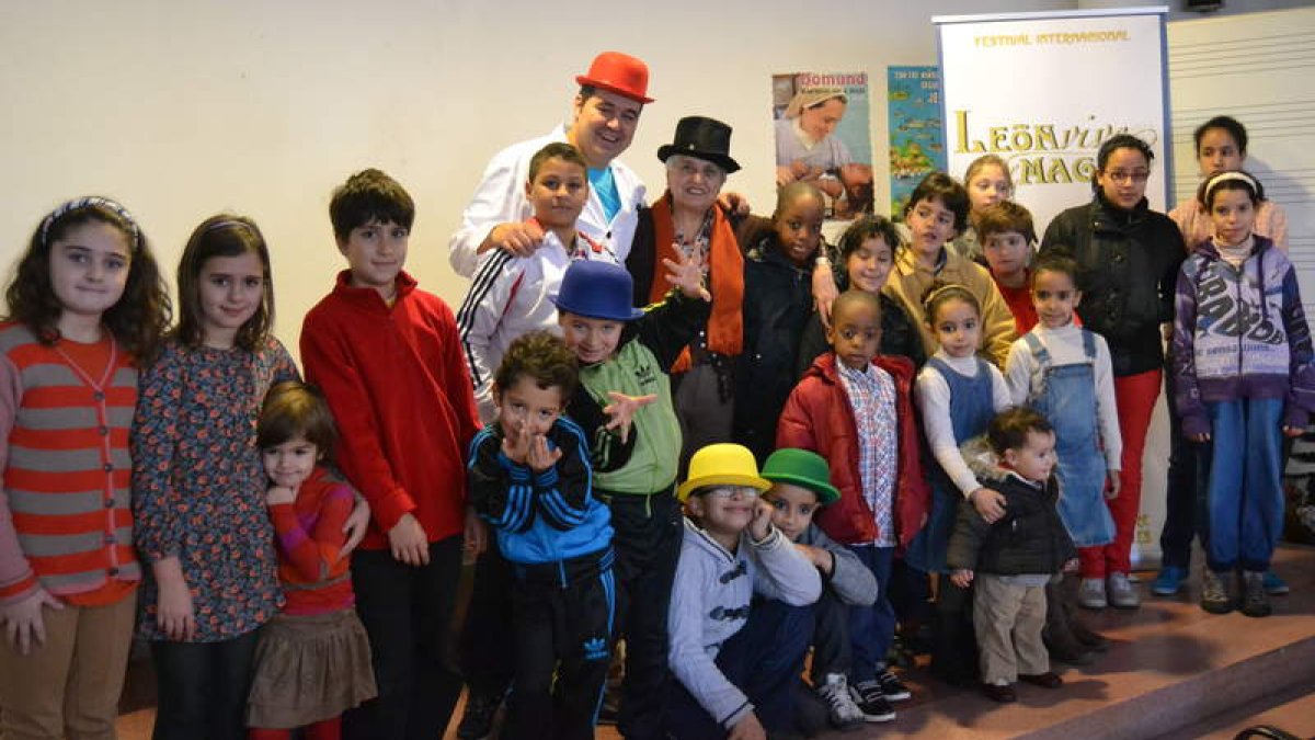 El doctor Ilusión y Beatriz Gallego, con los niños.