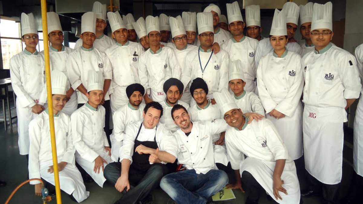 El pastelero Julián Arranz y el chef Jesús Prieto, en primera línea, junto a algunos cocineros de la India.