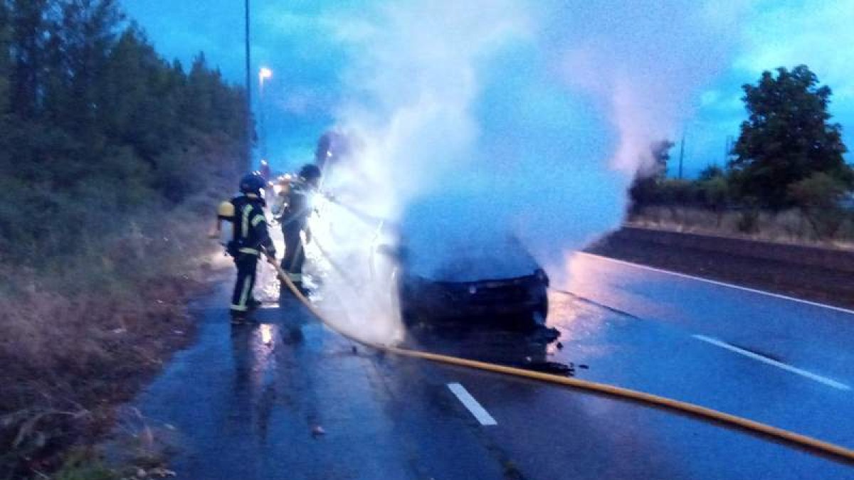 El vehículo, un Toyota Auris, quedó completamente calcinado. BOMBEROS DE PONFERRADA