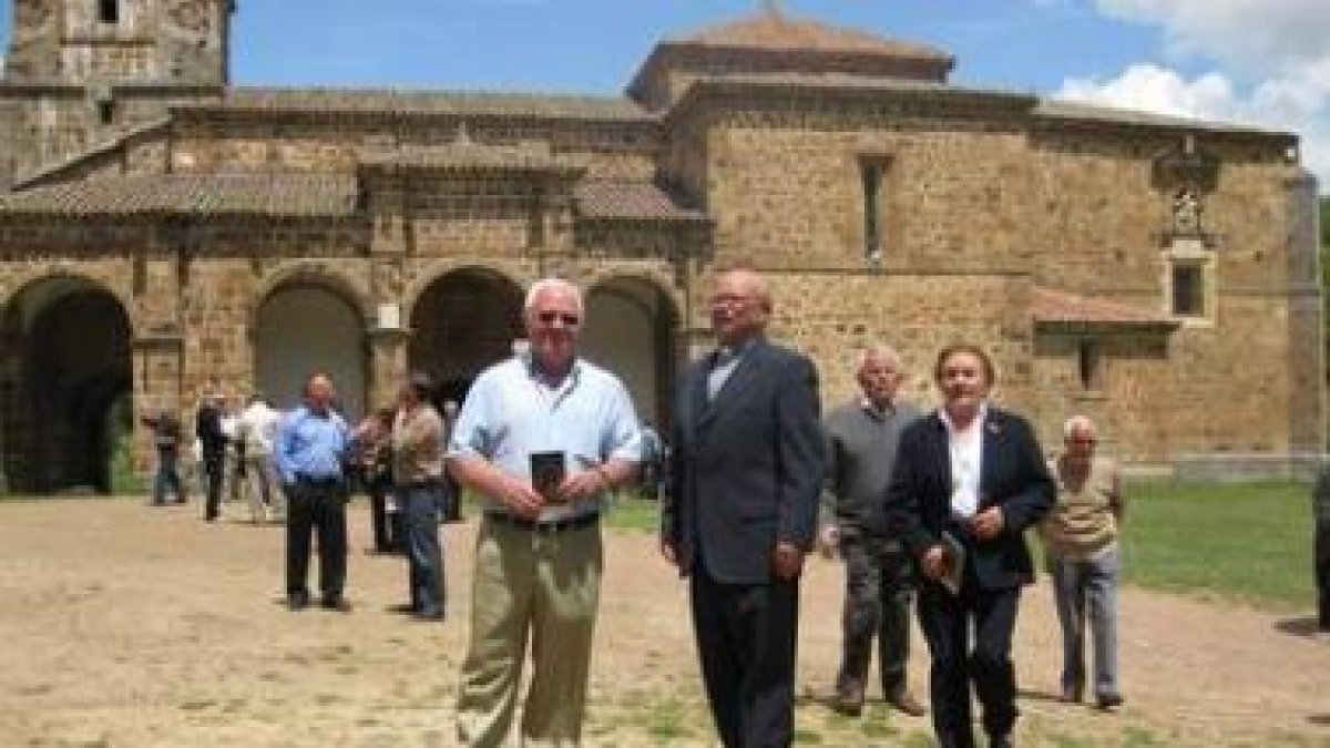 El sacerdote Valentín Fernández, ante el santuario de la Virgen de la Velilla.