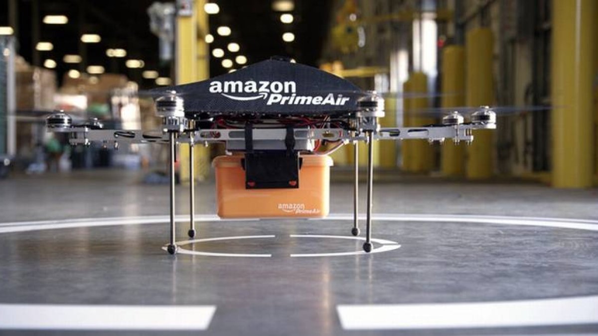 El 'minidrone' de Amazon, con el recipiente en el que transporta el paquete.