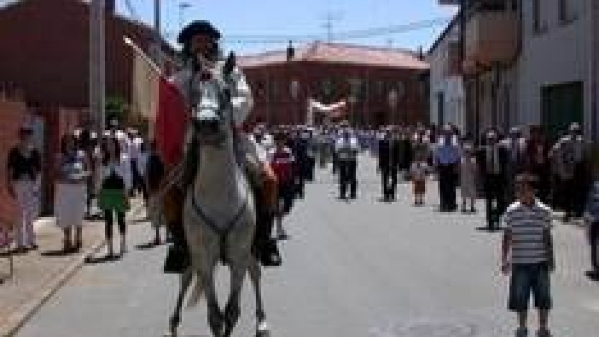 El Apóstol Santiago volverá a encabezar el cortejo religioso que recorrerá las calles de Villadangos