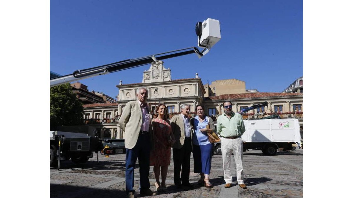 Admás, presentaron el nuevo camión de servicios eléctricos.