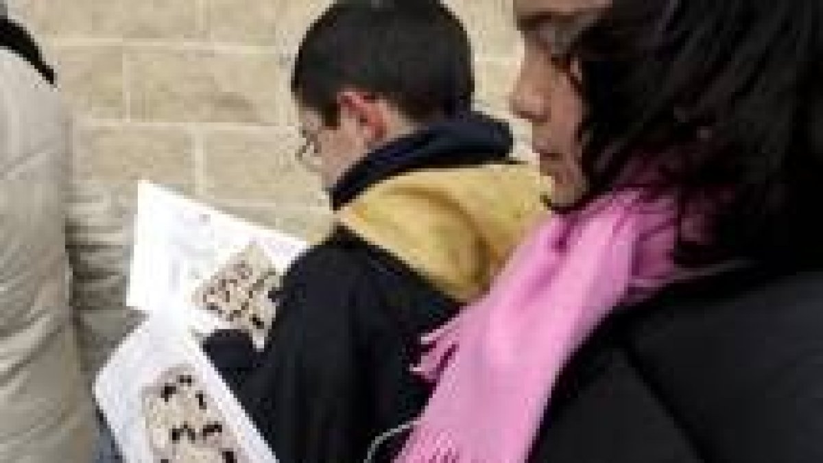 Un participante examina el plano antes de tomar la salida