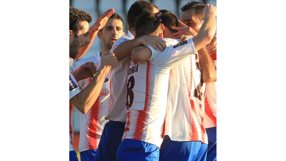 Los jugadores del Bembibre celebran el triunfo.