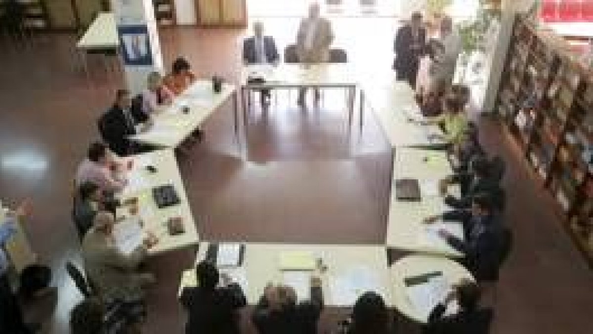 Varios operarios trabajando a la altura del puente Fernández Casado