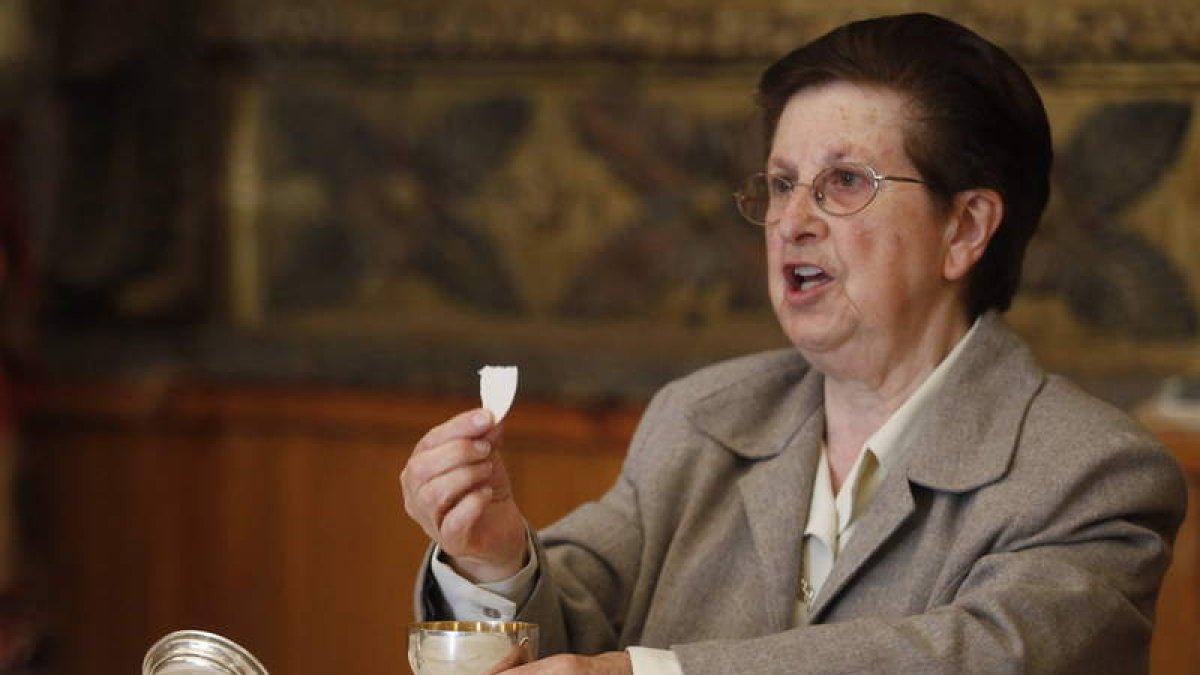 La feligresía tendrá que hacerse cargo de la mayor parte de las parroquias rurales, al menos durante las celebraciones ordinarias. En la imagen, una carmelita de la Caridad oficia la liturgia de la Palabra en Candanedo de Fenar, una imagen que empezará a