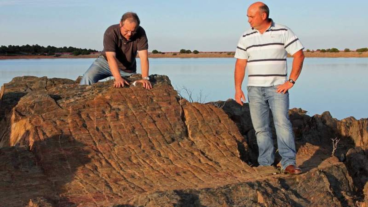 Juan Carlos Campos y Pedro Dios ante la roca de Priaranza de Valduerna donde encontraron nuevos petroglifos.