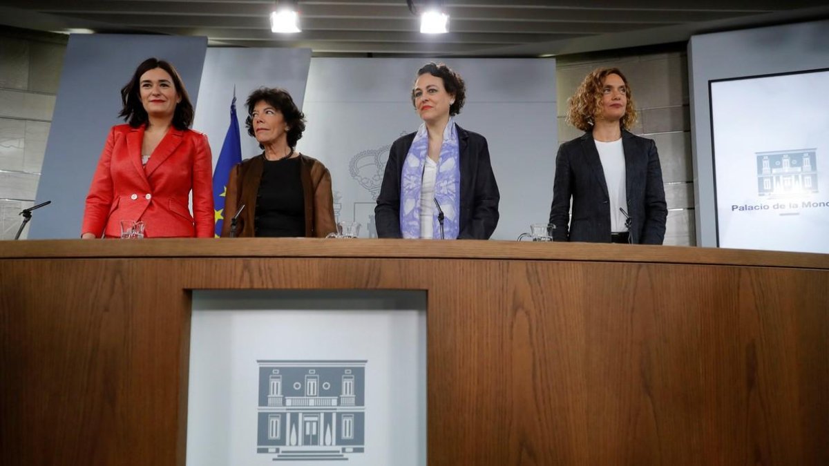 La ministra de Sanidad,Carmen Montón; la portavoz del Gobierno, Isabel Celaá; la de Trabajo, Magdalena Valerio; y la de Política Territorial y Función Pública, Meritxell Batet durante la rueda de prensa posterior al Consejo de Ministros.