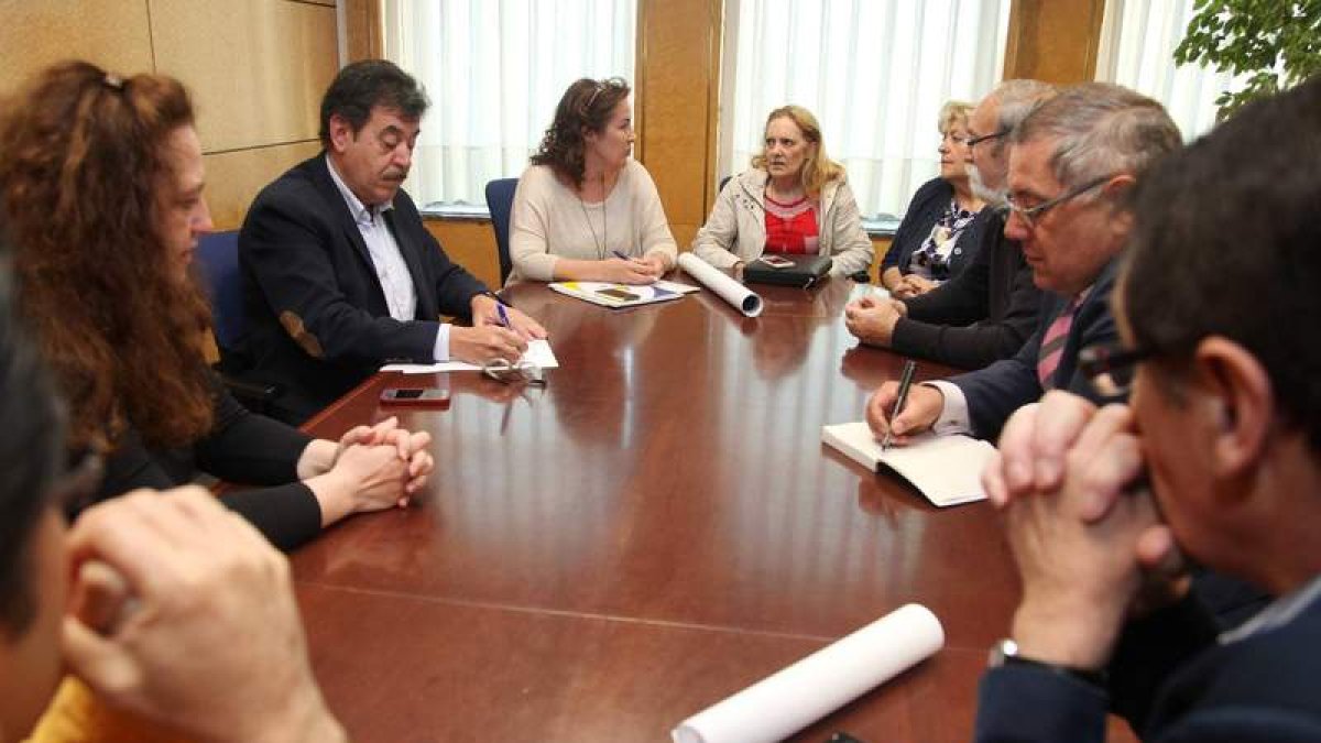 Martín-Granizo y Reyero se reunieron ayer con los vecinos de las zonas afectadas.