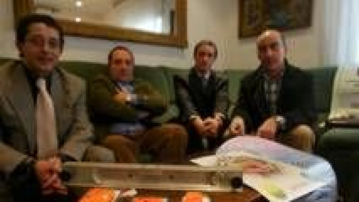 Los miembros de la asociación de inventores posan con algunos de sus logros