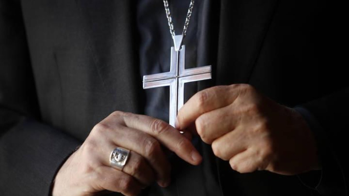 Detalle de un símbolo religioso en manos del obispo Julián López