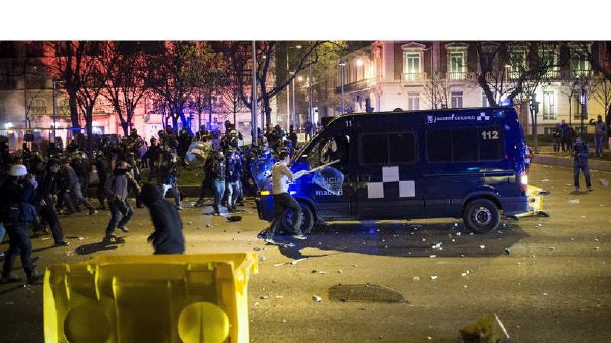 Un joven golpea un furgón policial en las inmediacioes de la plaza Cibeles.
