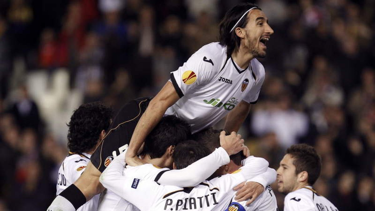 Los futbolistas del Valencia festejan el gol marcado por el delantero brasileño Jonas.