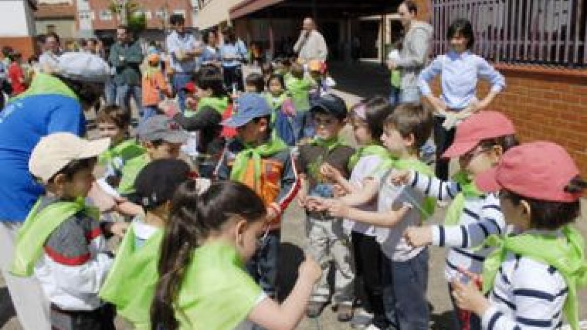 Un grupo de niños juega en el patio de La Granja.