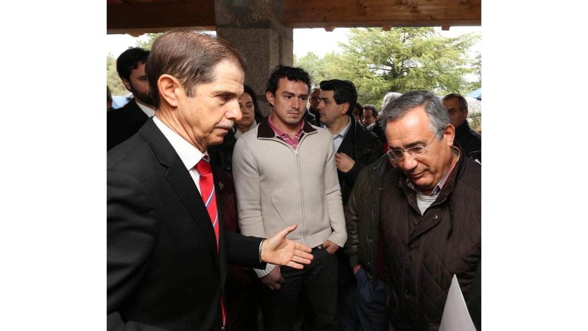 Francisco Marín, con los vecinos de Flores y Toral.