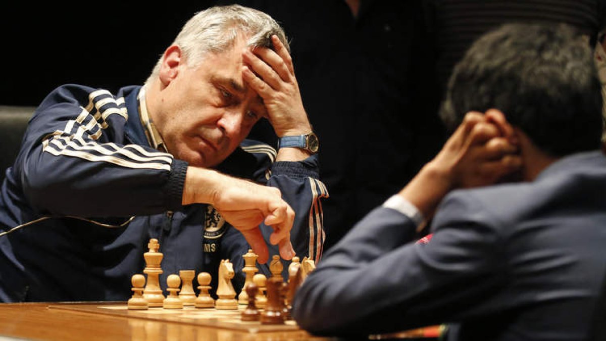 Vassily Ivanchuk, concentrado en el tablero, durante un movimiento de la primera semifinal frente a Nihal Sarin. FERNANDO OTERO