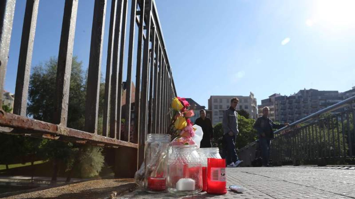 Imagen de la pasarela de la Condesa con flores en recuerdo de Isabel Carrasco.