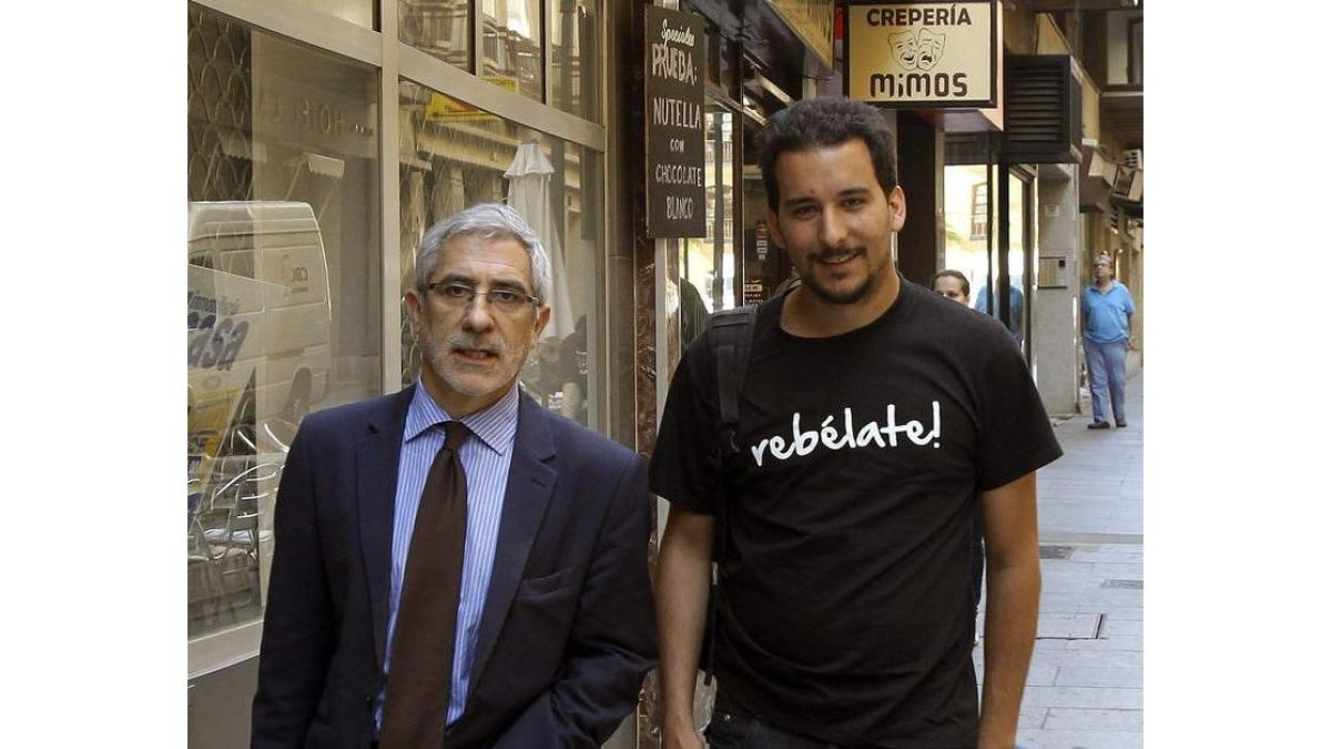 Llamazares, ayer, paseando por Salamanca.