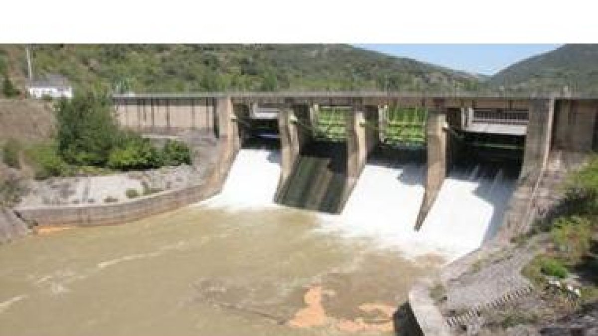 La espuma apareció aguas abajo del embalse de Peñarrubia, en la imagen.
