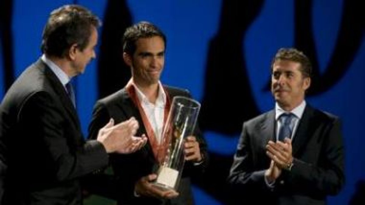 Contador tras recibir su premio de manos de Pedro Delgado.