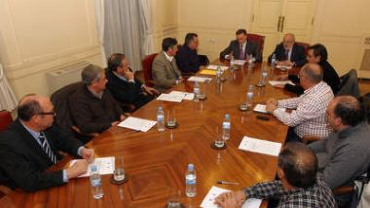 Un momento de la reunión de los alcaldes con Miguel Alejo y Agustín Turiel.