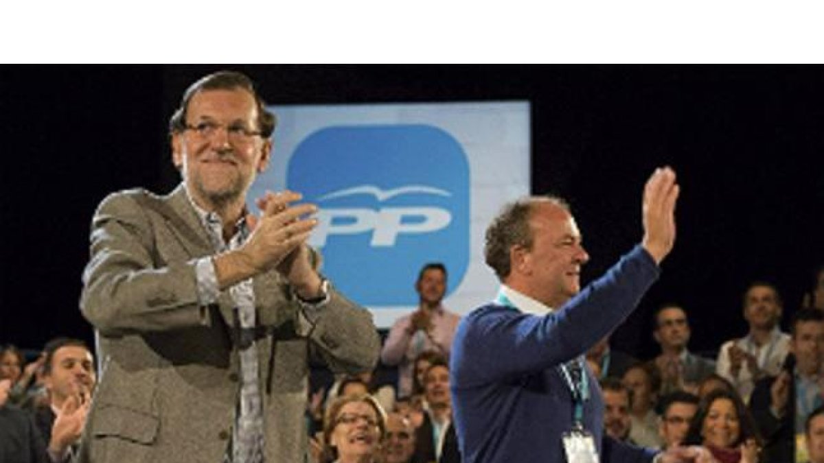 Mariano Rajoy y José Antonio Monago, en la clausura de las jornadas del PP sobre buen gobierno, este sábado en Cáceres.