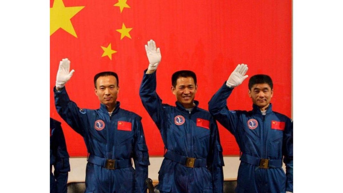 Astronautas chinos, en 2005, en el centro del lanzamiento de satélites Jiuquan.