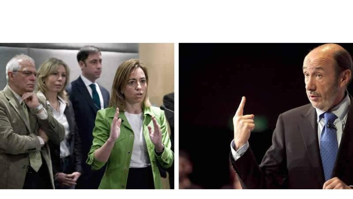 Chacón habla con los medios, ayer, tras una reunión. A la derecha, el candidato socialista, Alfredo Pérez Rubalcaba.