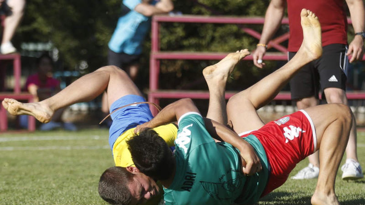Rubén Fierro y Adrián Rodríguez, durante el combate que disputaron en La Virgen. FERNANDO OTERO