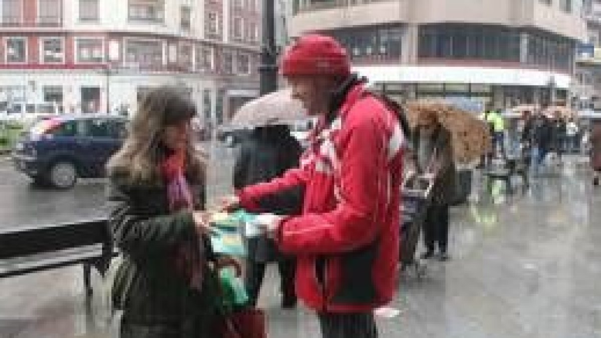 Hoy volverán a entregarse crespones rojos en las mesas de información de Lazúrtegui y Cacabelos