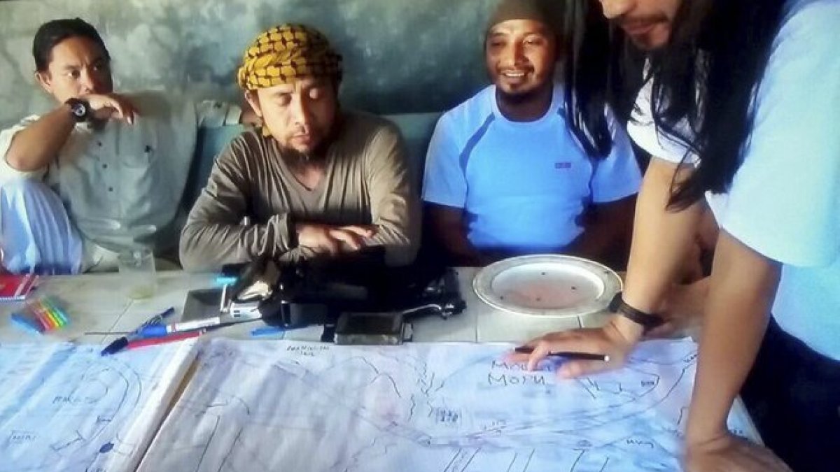 Abu Dar al centro, líder del grupo yihadista filipino Maute.