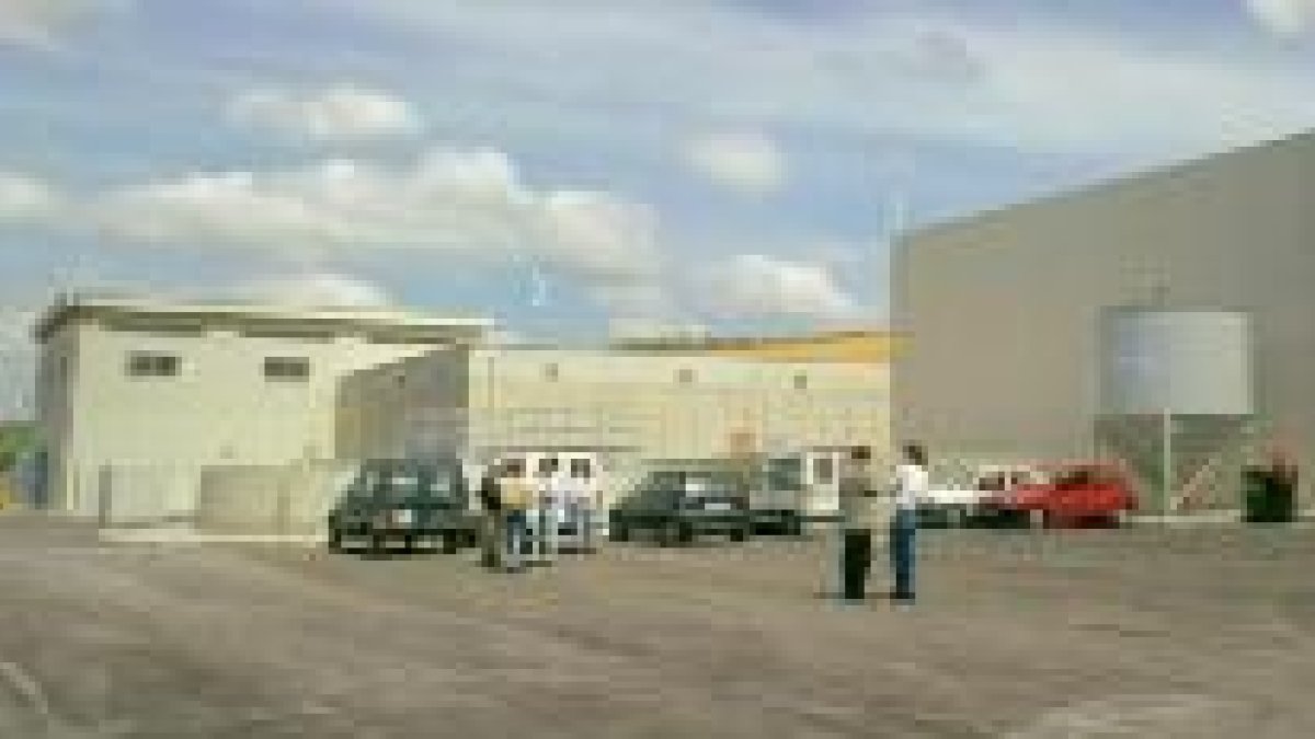 La Concejalía de Sanidad atribuye la falta de agua a una avería en la potabilizadora, en la foto