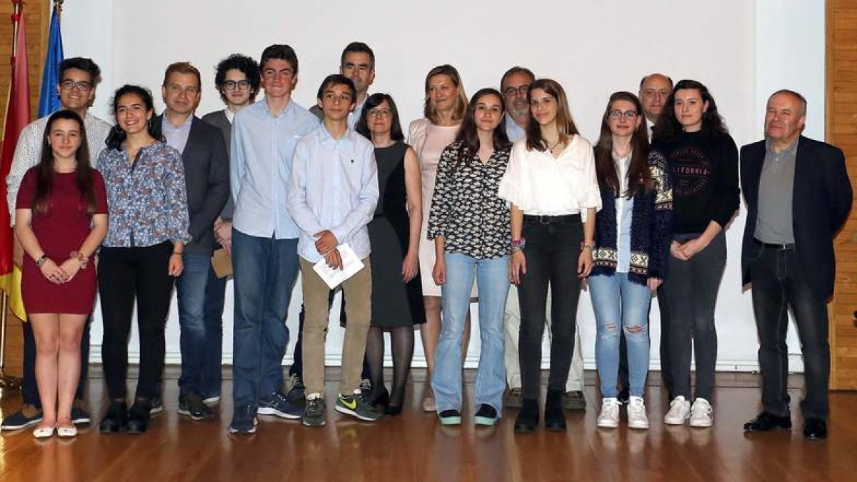 Foto de familia de los premiados con los consejeros de Economía y Hacienda y de Educación. DL