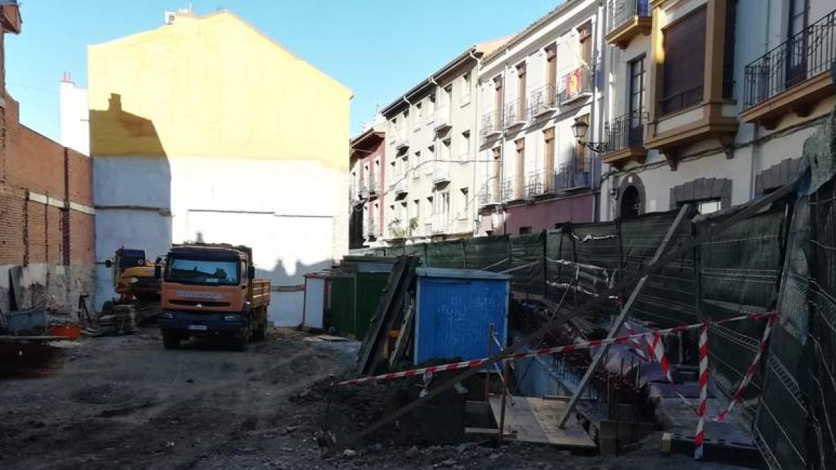 El solar, ayer, en el que se levantará el hotel, en la cuña de las calles San Francisco y Hospicio. RAMIRO