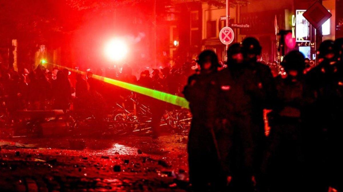Los manifestantes usan un láser contra la policía.