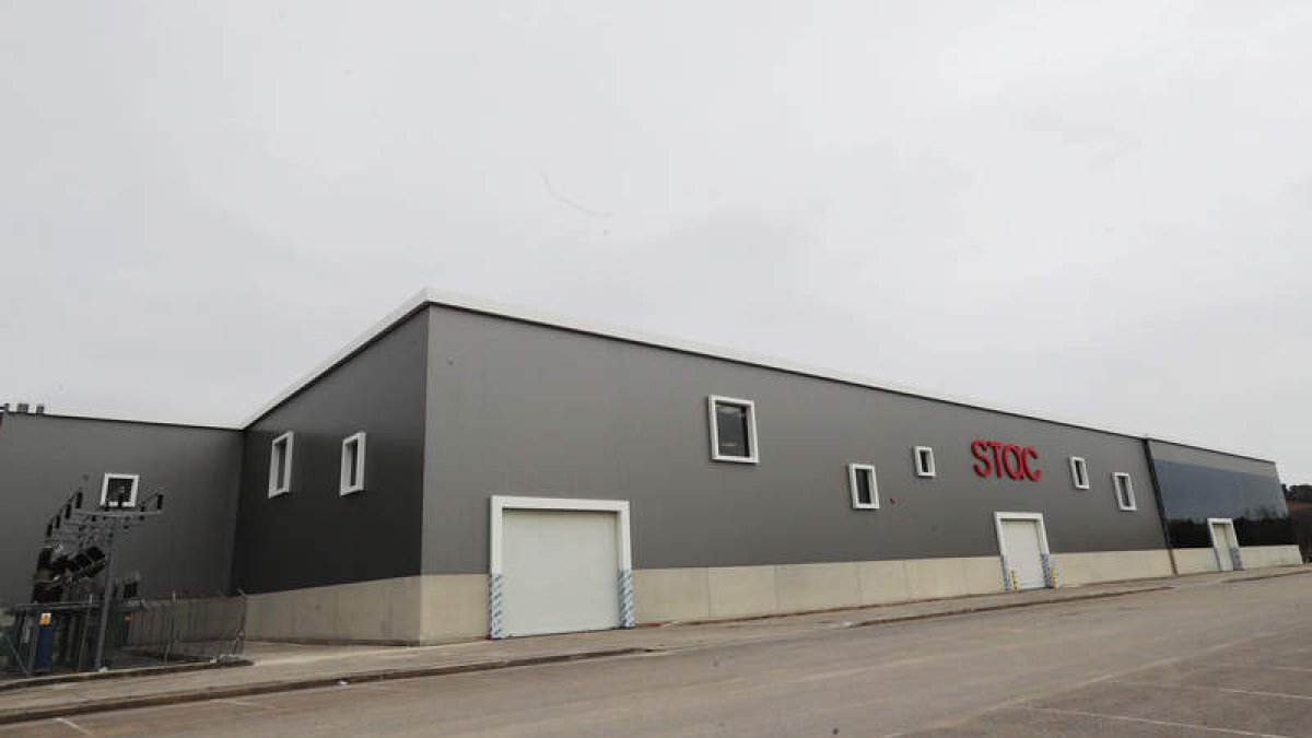 Las naves de Stac están remodeladas y presentan nueva imagen corporativa en el polígono de La Rozada, en Toral de los Vados. ANA F. BARREDO