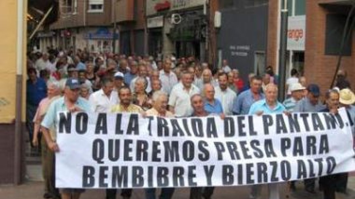 La manifestación partió de la plaza Santa Bárbara y terminó en la plaza Mayor de Bembibre.